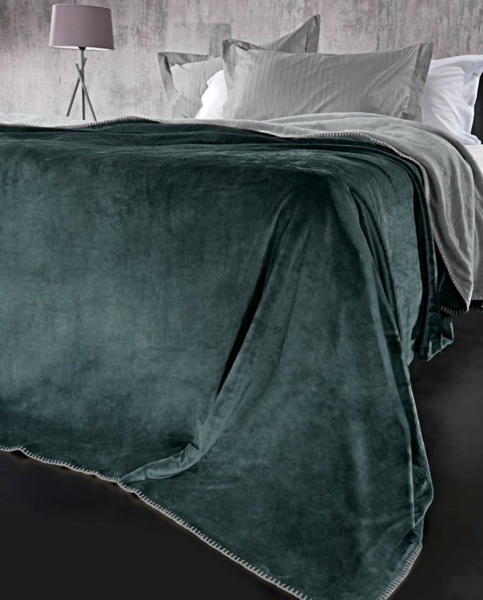 Guy Laroche Velvet emerald 1+1 ágytakaró szett - Leguan Exclusive - Guy Laroche - 1 db 220 x 240 cm, 1 db 50 x 50 cm